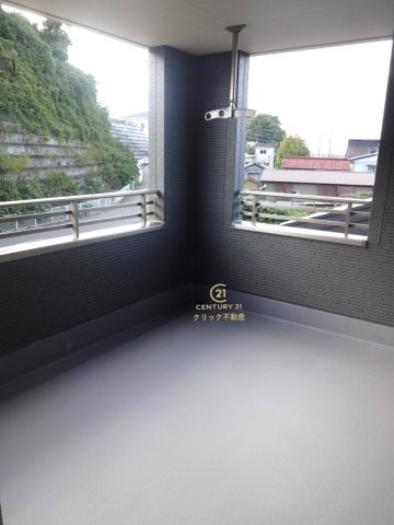 リーブルガーデン  小美玉市小川　第1　2のバルコニー|インナーバルコニーは洗濯物外干し派の強い味方！天気が変わりやすい季節の外出も安心です。外出が難しい日に出るだけでも気分転換になる、嬉しいスペースです。