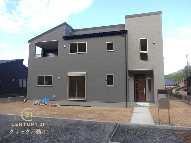 リーブルガーデン  小美玉市小川　第1　2の外観|高浜駅車17分。小川南小徒歩4分、小川南中学校徒歩10分。
小川鉾田線近くの閑静な住宅地。並列駐車可能。
周辺施設充実で生活利便性◎