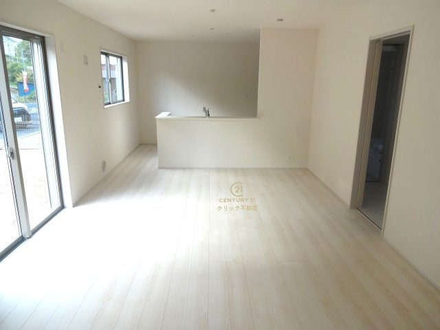 リーブルガーデン  小美玉市小川　第1　2の居間・リビング|カーテンやラグの色、質感、選ぶ家具などでお部屋の雰囲気が変わります。お好みのインテリアを楽しみましょう♪白を基調とした内装ですので、あらゆるスタイルが馴染みます。