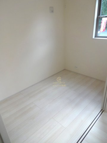 リーブルガーデン  小美玉市小川　第1　2の洋室|1階洋室です。リビングとの間の引き戸を閉めて在宅ワークに、開放してキッズスペースに、など自由に空間を分けて使えます。収納も配備されております。