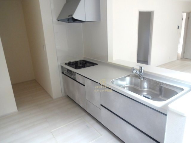 リーブルガーデン  小美玉市小川　第1　2のキッチン|対面式システムキッチンです。十分な広さのキッチンなら家族での分担作業もはかどりそう！生活感の出やすい消耗品や食材のストックは奥のパントリーへどうぞ♪