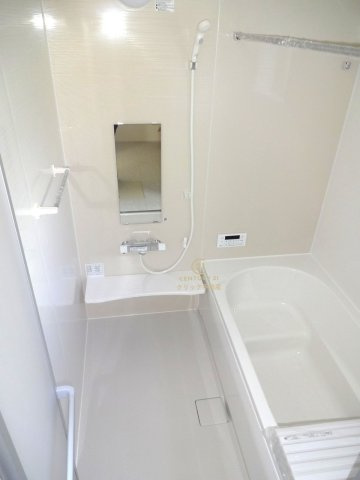 リーブルガーデン  小美玉市小川　第1　2の浴室|浴槽への出入りが安全な低床タイプのユニットバスです。洗い場は滑りにくい速乾床ですので、お子様やご高齢の方にも安心です。自動お湯張りに追焚機能付きのオートバスです。