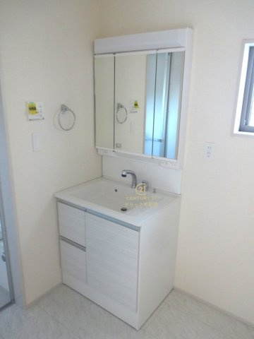 リーブルガーデン  小美玉市小川　第1　2の独立洗面台|シャンプードレッサー付き洗面台は、広めで使いやすい、お手入れが楽なデザイン。窓があるので採光、通風良好です！