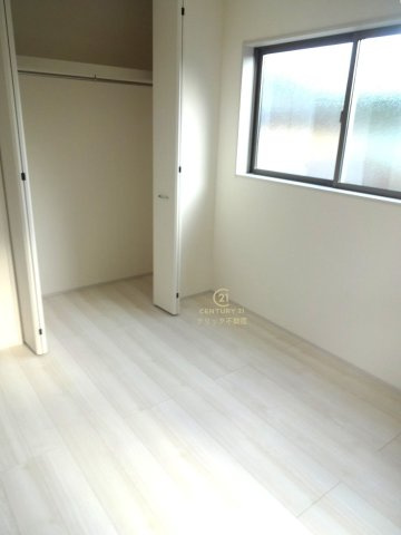 リーブルガーデン  小美玉市小川　第1　2の洋室|折戸を開くと壁面クローゼット。衣類が横一列に並ぶためひと目で洋服が選びやすい！衣類をたくさんお持ちの方もスッキリ片付きます♪