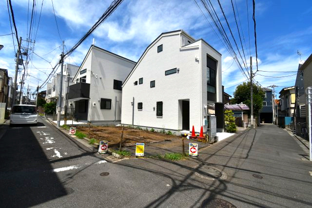 沼袋4丁目・新築戸建・A号棟の前面道路含む現地写真