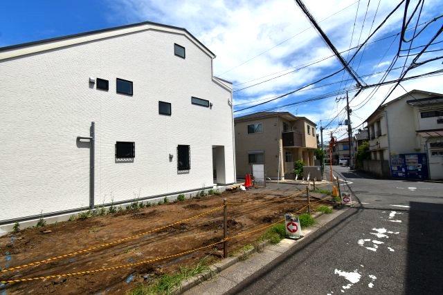 沼袋4丁目・新築戸建・A号棟の前面道路含む現地写真