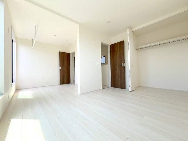 昭島市緑町3丁目　新築戸建の洋室|居住空間を広く利用できる収納を備えた２階２洋室♪