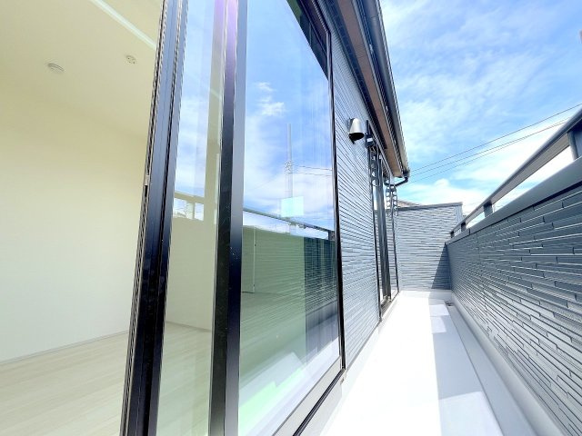 昭島市緑町3丁目　新築戸建のバルコニー