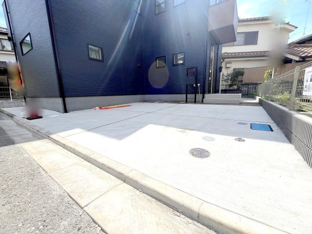 昭島市緑町3丁目　新築戸建の駐車場