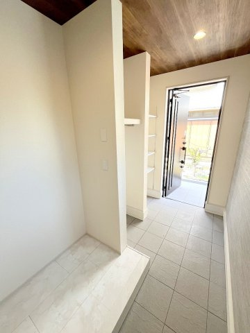 昭島市緑町3丁目　新築戸建の玄関