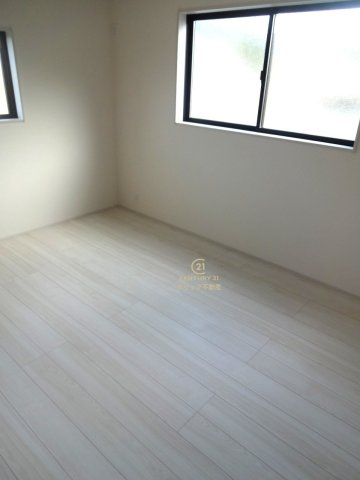 リーブルガーデン  小美玉市小川　第1　3の洋室|二面窓は採光に優れお部屋を明るく照らします。２面の窓から景色が見えるので開放感があり、通風も良く快適にお過ごしいただけます。