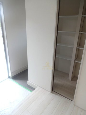 リーブルガーデン  小美玉市小川　第1　3の玄関|SIC配備。靴の他、雨具、防災用品、スポーツ用品等を置くのもいいですね。オープンタイプの可動棚は置きたい物に合わせて自由な使い方ができます。