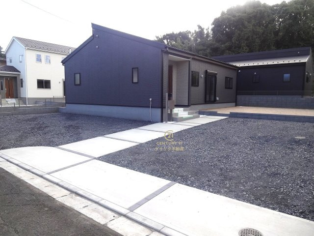 リーブルガーデン  小美玉市小川　第1　3の駐車場|駐車場は十分なスペース。ご家族それぞれが車をご所有の場合や、来客の際も安心です。
内覧可能です。ご予約はHPから、またお電話でもお気軽にどうぞ。