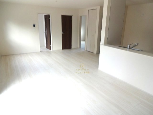 リーブルガーデン  小美玉市小川　第1　3の居間・リビング|おしゃれな家具やカーテンもより映える明るいリビングです。ソファーを置いてもまだまだ余裕の広さ♪ お好みのインテリアで至福の時間をお楽しみください！