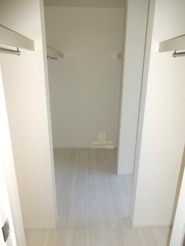 リーブルガーデン  小美玉市小川　第1　3の収納|リビング側、6帖洋室側、どちらからも出入りできるWICです。家族共有の収納スペースにするなら、季節物の家電製品や毛布などお布団の収納にもピッタリです。