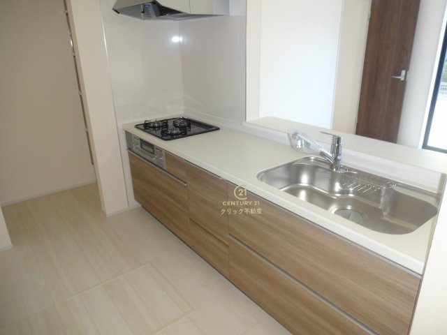 リーブルガーデン  小美玉市小川　第1　3のキッチン|美しいシステムキッチンです。ワイドなカウンターと高い収納力で、家族で一緒に料理をするにも十分な広さ。生活感の出やすい消耗品や食材のストックは奥のパントリーへどうぞ♪