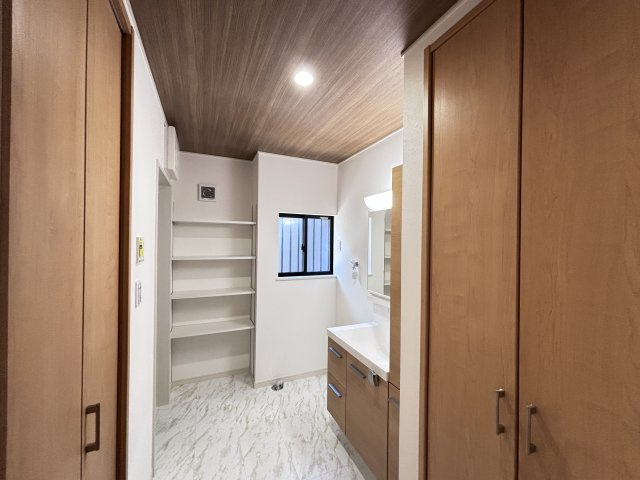 新築戸建　相田6丁目の独立洗面台|タオルや着替えをまとめて収納できるクローゼット付き。
