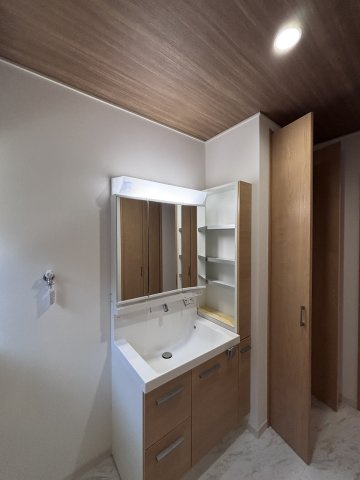 新築戸建　相田6丁目の洗面所|家族で使いやすい広さと収納を備えています。
