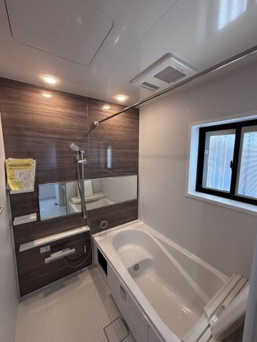 新築戸建　相田6丁目の浴室|半身浴も楽しめるベンチ付き浴槽。 ゆっくりとリラックスしていただけます。
