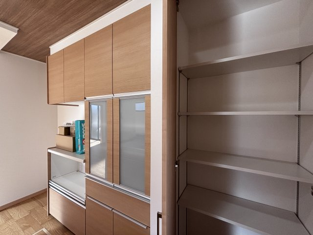 新築戸建　相田6丁目のキッチン|食器や保存容器はもちろん、調理家電や食品ストックもたっぷり収納可能。奥様目線で考えられた設計です。
