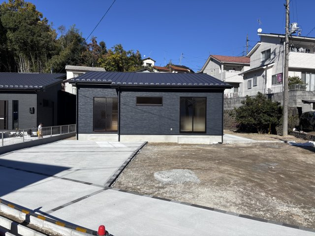 新築戸建　相田6丁目の庭|シックな外観と広い駐車スペース。洗練された新築平屋です。