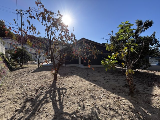 新築戸建　相田6丁目の庭|豊かな自然に囲まれた広い庭付き。四季を感じる穏やかな暮らし。