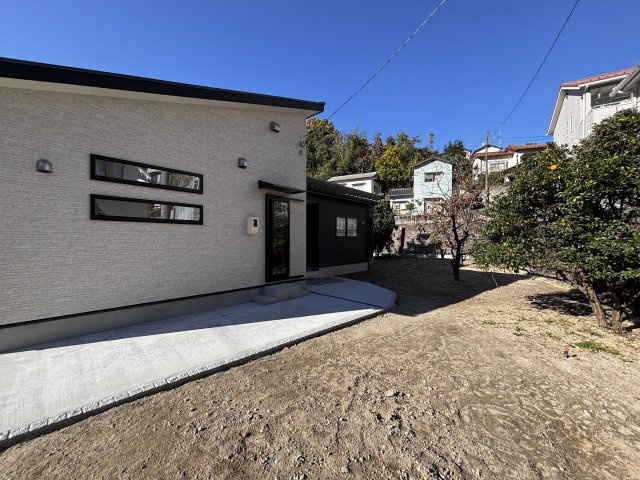 新築戸建　相田6丁目の庭|豊かな自然と青空に映える平屋。穏やかで心豊かな暮らしが実現。