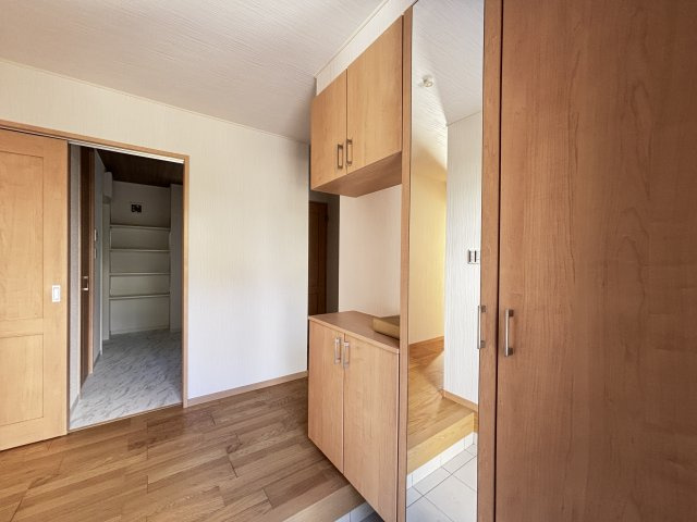 新築戸建　相田6丁目の玄関|大容量シューズボックスと土間収納を完備。常に美しい玄関を保てます。