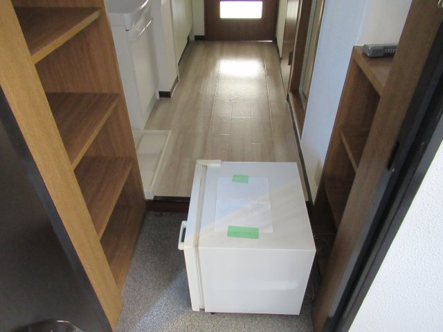 シーショア垂水の玄関|撮影日当日は、ほかの部屋に設置する備品が準備されていました