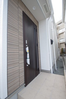 【玄関】 | 【仲介手数料無料！！】稲城市東長沼　新築戸建て（全7棟）1号棟　5680万円