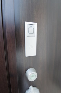 【防犯設備】 | 【仲介手数料無料！！】稲城市東長沼　新築戸建て（全7棟）1号棟　5680万円 | 玄関扉はカードキー対応