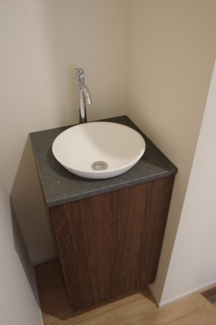 【独立洗面台】 | 【仲介手数料無料！！】稲城市東長沼　新築戸建て（全7棟）1号棟　5680万円 | 玄関の手洗い用洗面台