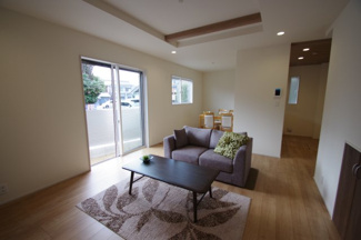 【居間・リビング】 | 【仲介手数料無料！！】稲城市東長沼　新築戸建て（全7棟）1号棟　5680万円 | LDK17.6帖　インテリアは展示用です。