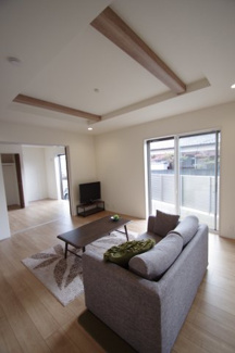 【居間・リビング】 | 【仲介手数料無料！！】稲城市東長沼　新築戸建て（全7棟）1号棟　5680万円