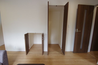 【収納】 | 【仲介手数料無料！！】稲城市東長沼　新築戸建て（全7棟）1号棟　5680万円 | リビング内収納（階段下収納）