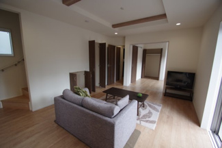 【居間・リビング】 | 【仲介手数料無料！！】稲城市東長沼　新築戸建て（全7棟）1号棟　5680万円 | 折り上げ天井になっています。