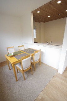 【キッチン】 | 【仲介手数料無料！！】稲城市東長沼　新築戸建て（全7棟）1号棟　5680万円 | ダイニングテーブルは展示用