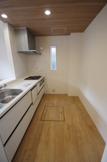 【キッチン】 | 【仲介手数料無料！！】稲城市東長沼　新築戸建て（全7棟）1号棟　5680万円 | キッチンはポップアップ天井