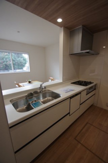 【キッチン】 | 【仲介手数料無料！！】稲城市東長沼　新築戸建て（全7棟）1号棟　5680万円 | 人造大理石トップ（天板）