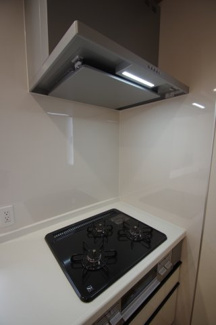 【キッチン】 | 【仲介手数料無料！！】稲城市東長沼　新築戸建て（全7棟）1号棟　5680万円 | フラット型レンジフード