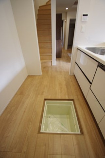 【キッチン】 | 【仲介手数料無料！！】稲城市東長沼　新築戸建て（全7棟）1号棟　5680万円 | 床下収納兼点検口