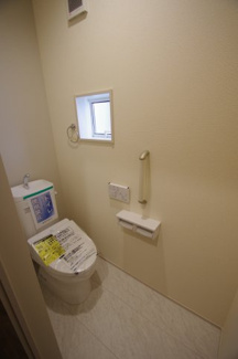 【トイレ】 | 【仲介手数料無料！！】稲城市東長沼　新築戸建て（全7棟）1号棟　5680万円 | 1階トイレ