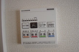 【冷暖房・空調設備】 | 【仲介手数料無料！！】稲城市東長沼　新築戸建て（全7棟）1号棟　5680万円 | 浴室暖房・乾燥・換気・涼風