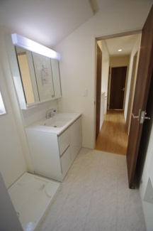 【脱衣所】 | 【仲介手数料無料！！】稲城市東長沼　新築戸建て（全7棟）1号棟　5680万円 | 洗面所