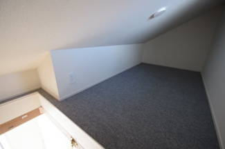 【収納】 | 【仲介手数料無料！！】稲城市東長沼　新築戸建て（全7棟）1号棟　5680万円 | 屋根裏収納内部（照明、コンセントあり）