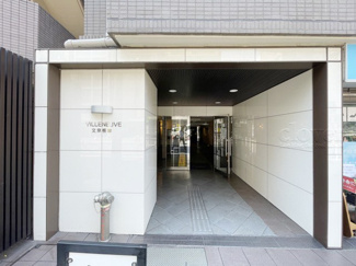 【エントランス】 | オートロックを備えた、マンションのエントランス。やはりセキュリティの観点は欠かすことができません。皆様を“安全”に送り出し、出迎えてくれます。～即日のご見学可能～　お問合せはお気軽にどうぞ。