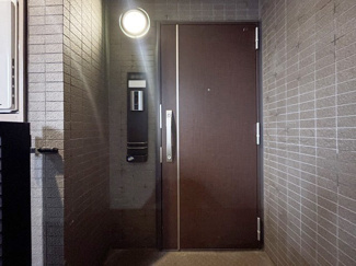 【その他共用部分】 | ダブルロック式の玄関ドアが皆様をお出迎え。お部屋のセキュリティの観点からも、うれしい設備ですね。玄関の色もシックで良い感じです。～即日のご見学可能～　お問合せはお気軽にどうぞ。