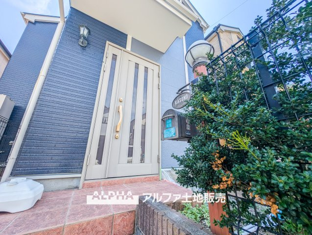 ~AKISHIMA OGAMICHO Renovation House~の外観|【Car space】
◆カースペース◆傍らにはソヨゴやコニファー、ミモザ等の植物が相性よく、時が移りゆくごとに成長すると、それはまさに優しさと温もりを奏でる『幸せのガーデン』、自分好みカスタマイズ。