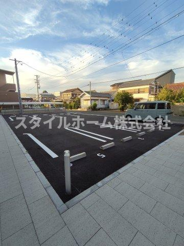 ペルレKの駐車場