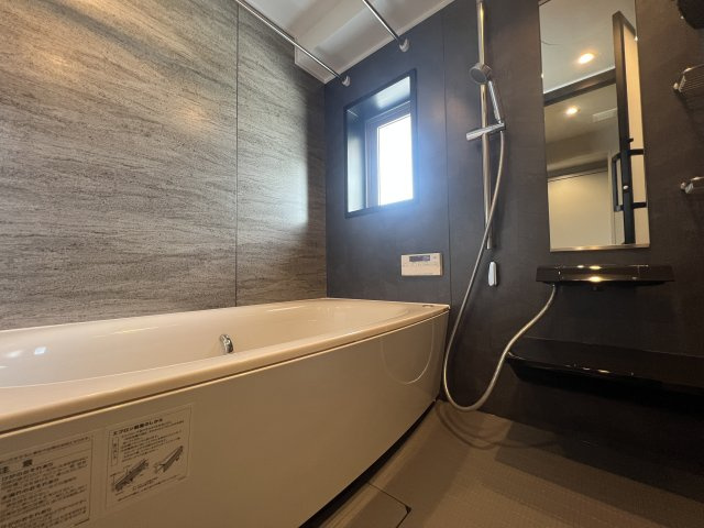 無垢材フローリングに超広ルーバル！【仲町台パークヒルズ7号棟】の浴室|日々の疲れを癒すお風呂付です